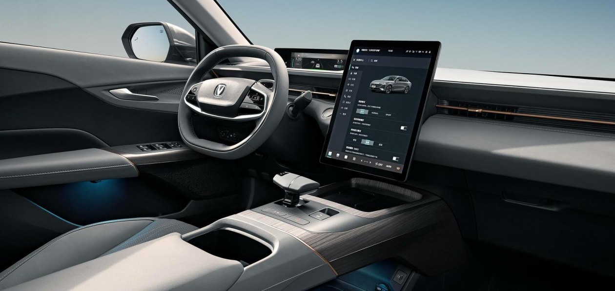 Changan Lamore получил русифицированную мультимедийную систему