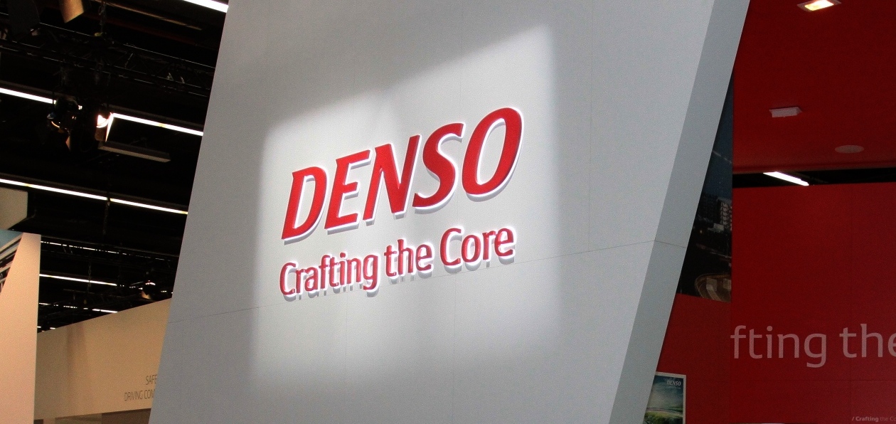 Новый Lexus LS получил проекционный дисплей Denso