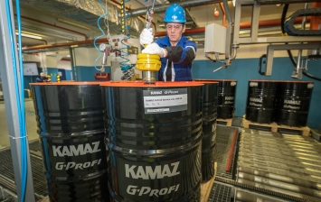 «Газпром нефть» начал поставки масел на конвейер КамАЗа
