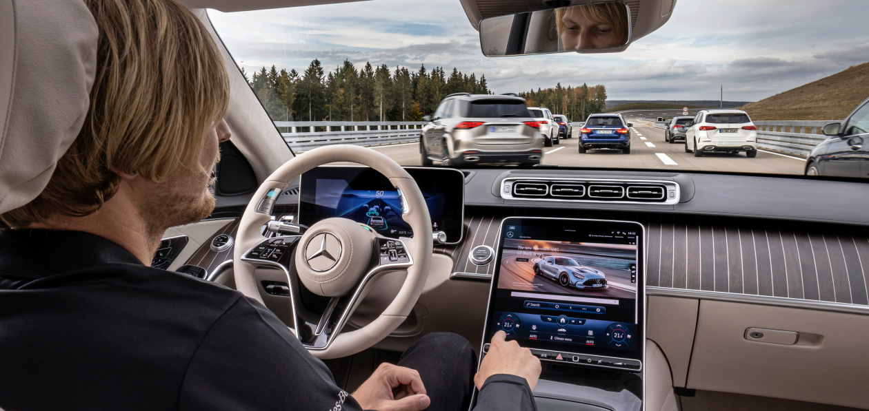 Руки прочь: Mercedes-Benz сертифицировал серийный автопилот третьего уровня