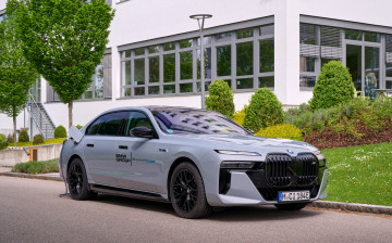 BMW тестирует i7 с твердотельными батареями