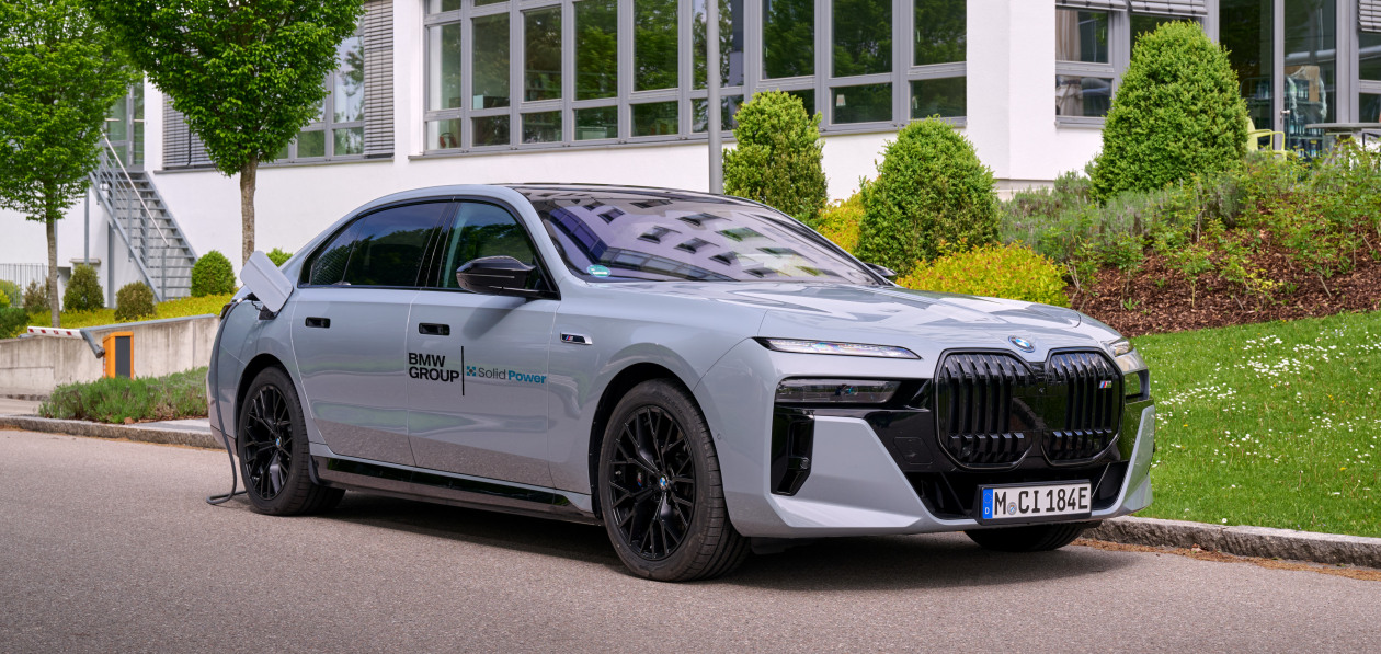 BMW тестирует i7 с твердотельными батареями