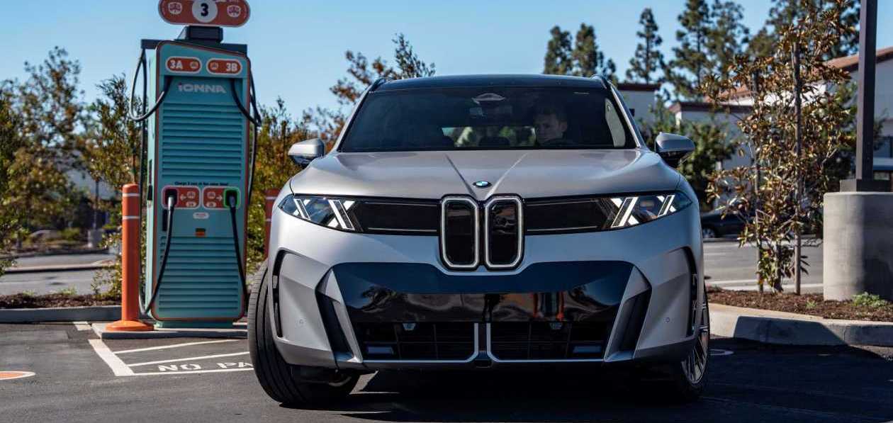BMW показала быструю зарядку iX5
