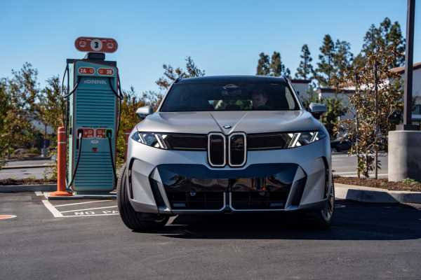 BMW показала быструю зарядку iX5
